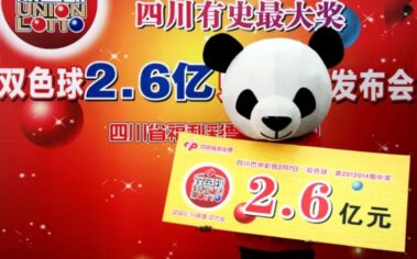 Poveștile câștigătorilor de loterie costumați ciudat din China